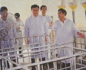 19988ͬ־ʱι㶫ʡίǣӲЭԱλݸаԭ In August 1998, Li Changchun( At the time he was Secretary of provincial Party committee of Guangdong) visited the breeding pig farm of Dongguan Banlingone of the members of Association.