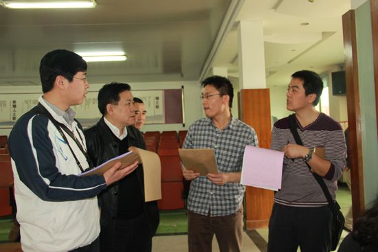 测定中心工作人员为来宾介绍广东种猪测定中心
